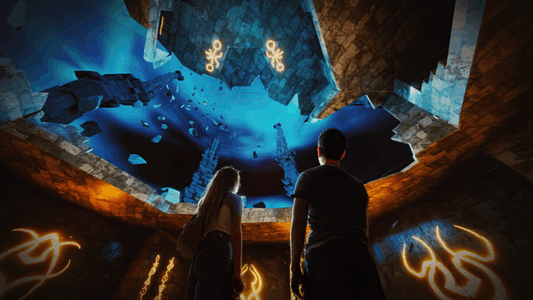 Zwei Menschen blicken zur Decke, während sich das interaktive AV-Erlebnis „Lost World“ wandelt.