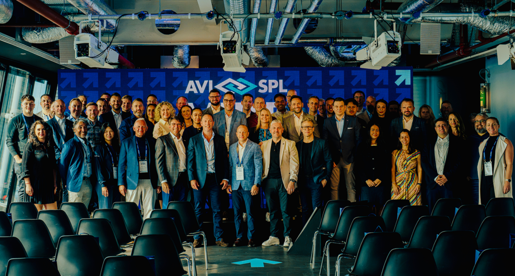 Die Teams von AVI-SPL arbeiten zusammen, um globale Unternehmenskunden durch strategisches Account-Management zu unterstützen.